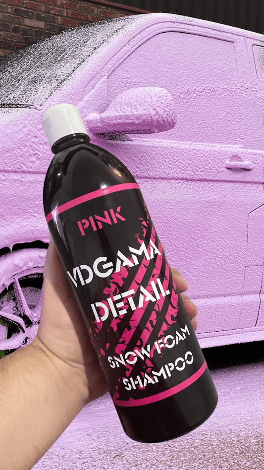 VDGAMA Detail Snow Foam Shampoo bottle in front of pink-colored foamed car, perfect for DIY car wash and detailing.